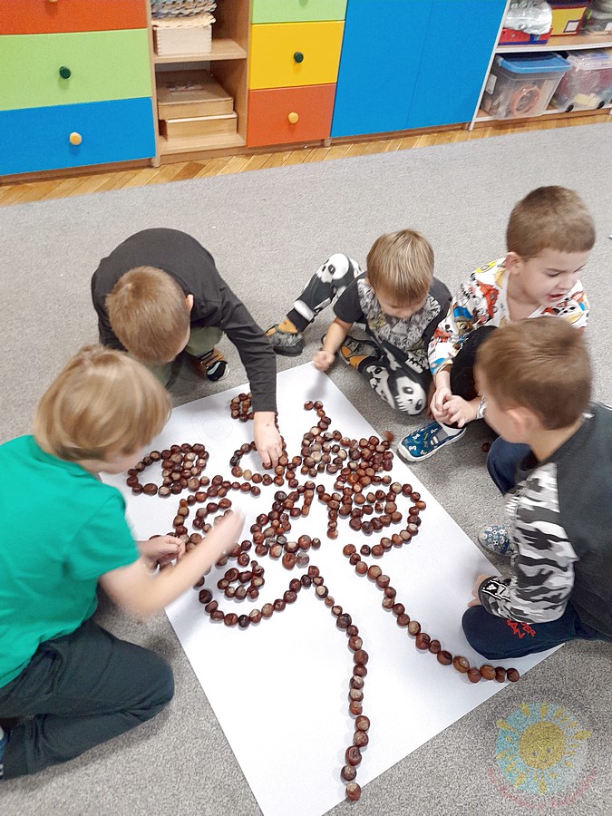 Dzieci w wieku przedszkolnym biorące udział w zajęciach w przedszkolu - Przedszkole Samorządowe Nr 2 Pod Słonkiem w Białymstoku