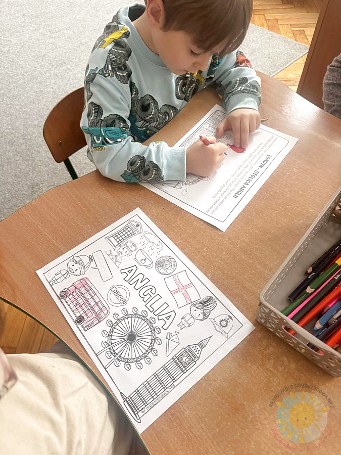 Dzieci w wieku przedszkolnym biorące udział w zajęciach w przedszkolu - Przedszkole Samorządowe Nr 2 Pod Słonkiem w Białymstoku