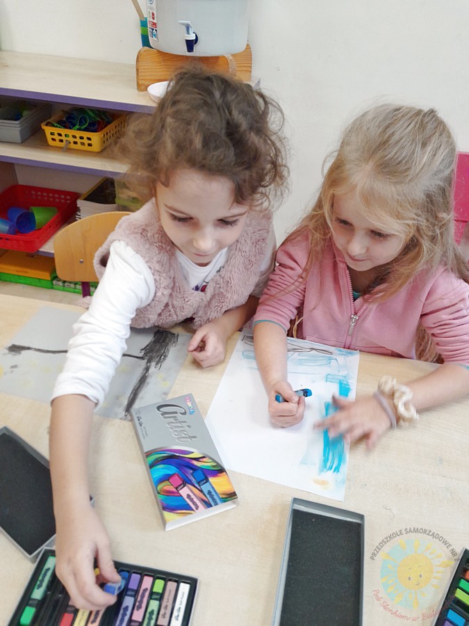 Dzieci w wieku przedszkolnym biorące udział w zajęciach w przedszkolu - Przedszkole Samorządowe Nr 2 Pod Słonkiem w Białymstoku