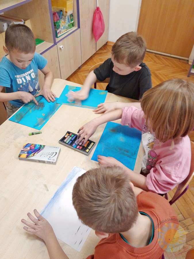 Dzieci w wieku przedszkolnym biorące udział w zajęciach w przedszkolu - Przedszkole Samorządowe Nr 2 Pod Słonkiem w Białymstoku