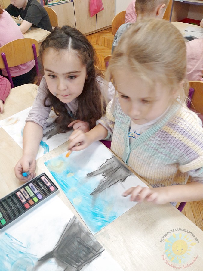 Dzieci w wieku przedszkolnym biorące udział w zajęciach w przedszkolu - Przedszkole Samorządowe Nr 2 Pod Słonkiem w Białymstoku