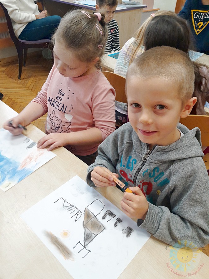 Dzieci w wieku przedszkolnym biorące udział w zajęciach w przedszkolu - Przedszkole Samorządowe Nr 2 Pod Słonkiem w Białymstoku