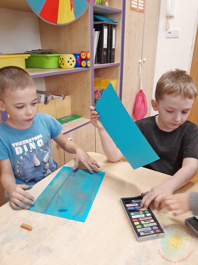 Dzieci w wieku przedszkolnym biorące udział w zajęciach w przedszkolu - Przedszkole Samorządowe Nr 2 Pod Słonkiem w Białymstoku