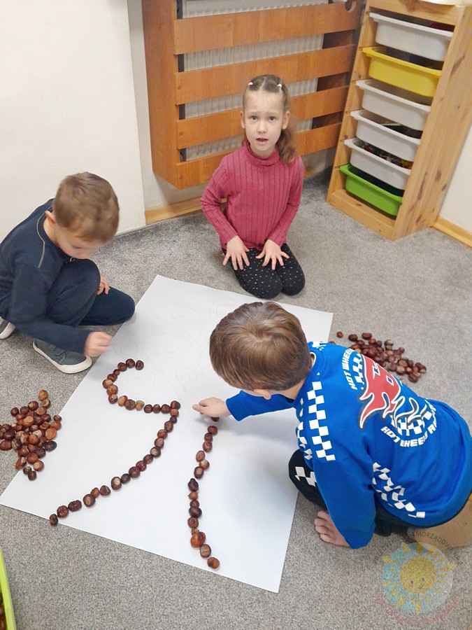 Dzieci w wieku przedszkolnym biorące udział w zajęciach w przedszkolu - Przedszkole Samorządowe Nr 2 Pod Słonkiem w Białymstoku