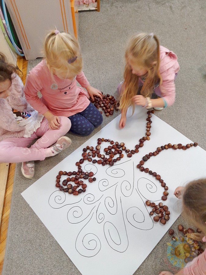 Dzieci w wieku przedszkolnym biorące udział w zajęciach w przedszkolu - Przedszkole Samorządowe Nr 2 Pod Słonkiem w Białymstoku