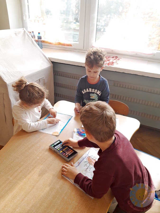 Dzieci w wieku przedszkolnym biorące udział w zajęciach w przedszkolu - Przedszkole Samorządowe Nr 2 Pod Słonkiem w Białymstoku