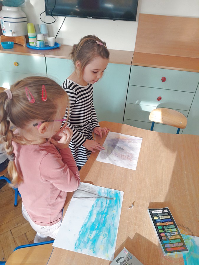 Dzieci w wieku przedszkolnym biorące udział w zajęciach w przedszkolu - Przedszkole Samorządowe Nr 2 Pod Słonkiem w Białymstoku