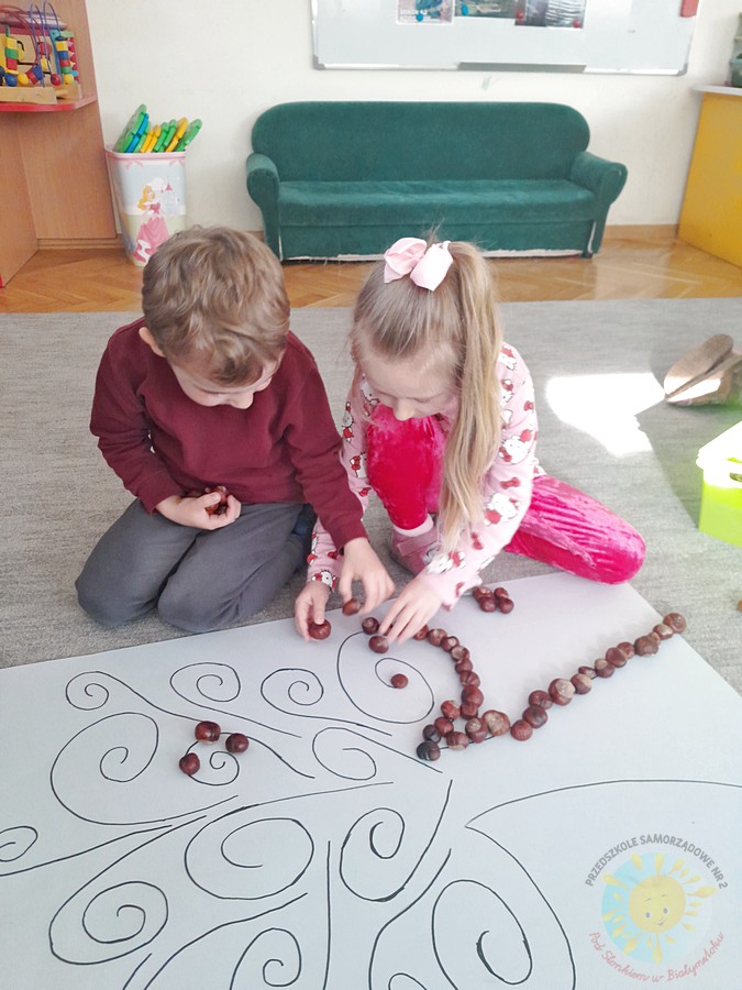 Dzieci w wieku przedszkolnym biorące udział w zajęciach w przedszkolu - Przedszkole Samorządowe Nr 2 Pod Słonkiem w Białymstoku