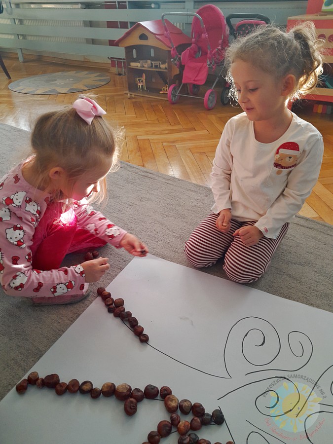 Dzieci w wieku przedszkolnym biorące udział w zajęciach w przedszkolu - Przedszkole Samorządowe Nr 2 Pod Słonkiem w Białymstoku