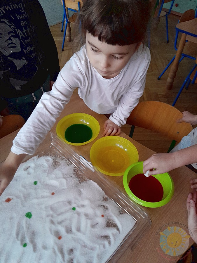 Dzieci w wieku przedszkolnym biorące udział w zajęciach w przedszkolu - Przedszkole Samorządowe Nr 2 Pod Słonkiem w Białymstoku