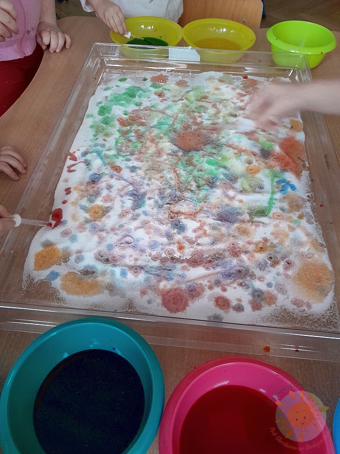 Dzieci w wieku przedszkolnym biorące udział w zajęciach w przedszkolu - Przedszkole Samorządowe Nr 2 Pod Słonkiem w Białymstoku