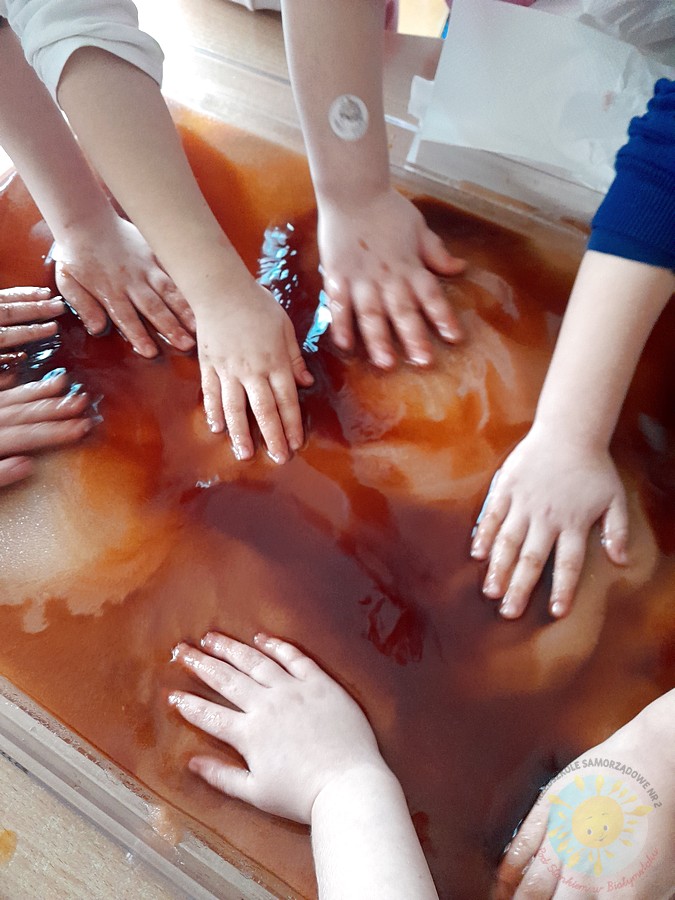 Dzieci w wieku przedszkolnym biorące udział w zajęciach w przedszkolu - Przedszkole Samorządowe Nr 2 Pod Słonkiem w Białymstoku