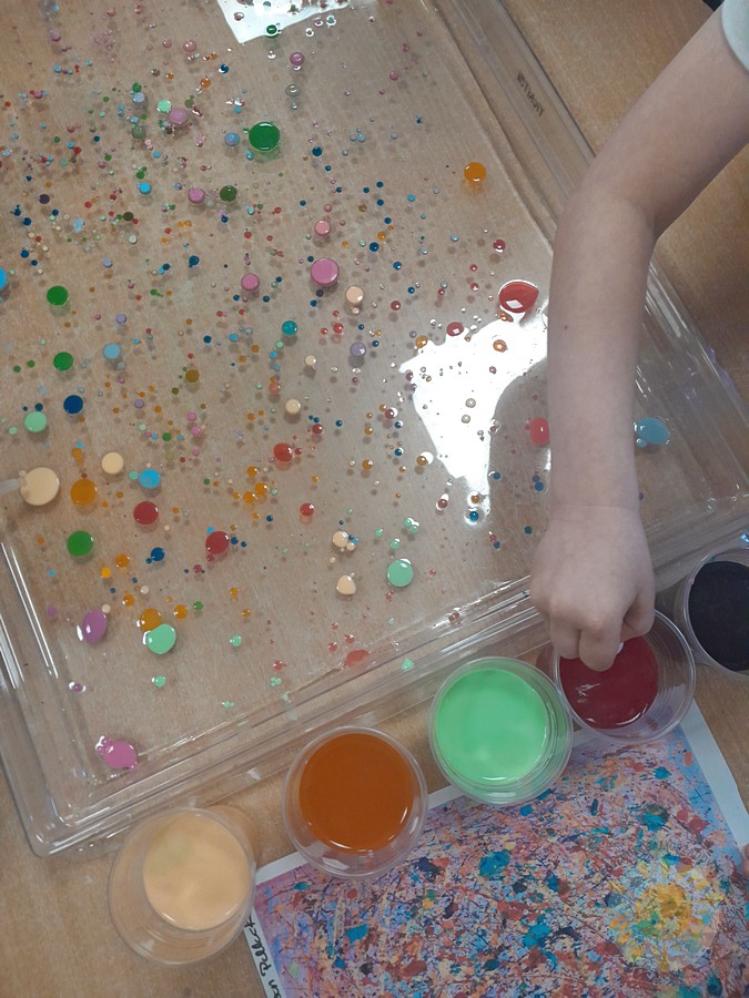 Dzieci w wieku przedszkolnym biorące udział w zajęciach w przedszkolu - Przedszkole Samorządowe Nr 2 Pod Słonkiem w Białymstoku