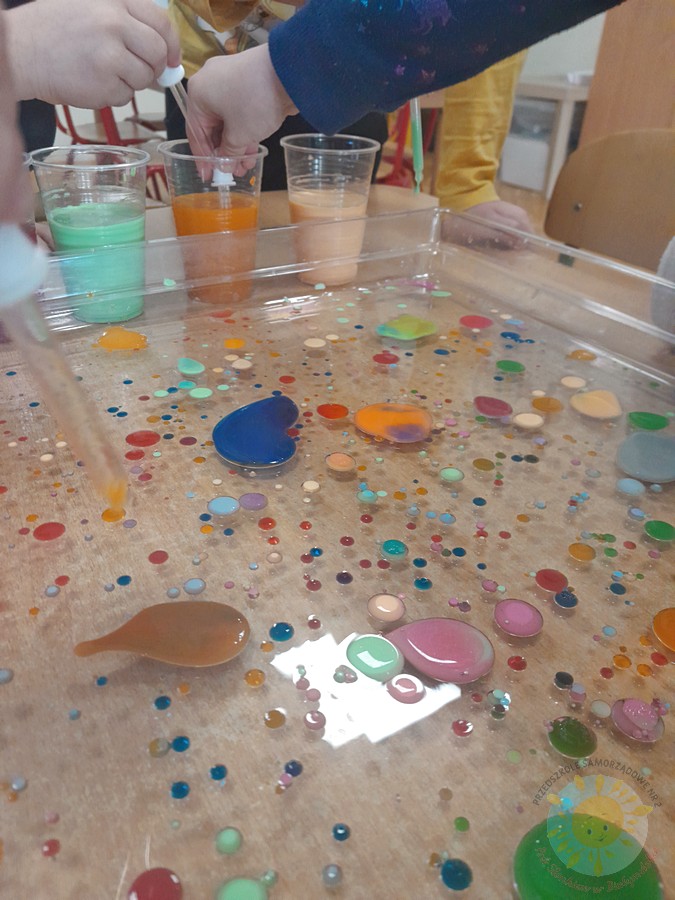 Dzieci w wieku przedszkolnym biorące udział w zajęciach w przedszkolu - Przedszkole Samorządowe Nr 2 Pod Słonkiem w Białymstoku