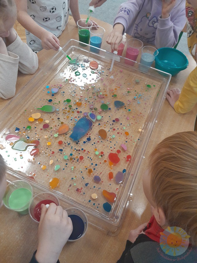 Dzieci w wieku przedszkolnym biorące udział w zajęciach w przedszkolu - Przedszkole Samorządowe Nr 2 Pod Słonkiem w Białymstoku