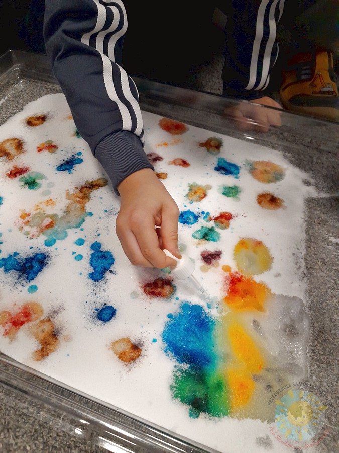 Dzieci w wieku przedszkolnym biorące udział w zajęciach w przedszkolu - Przedszkole Samorządowe Nr 2 Pod Słonkiem w Białymstoku