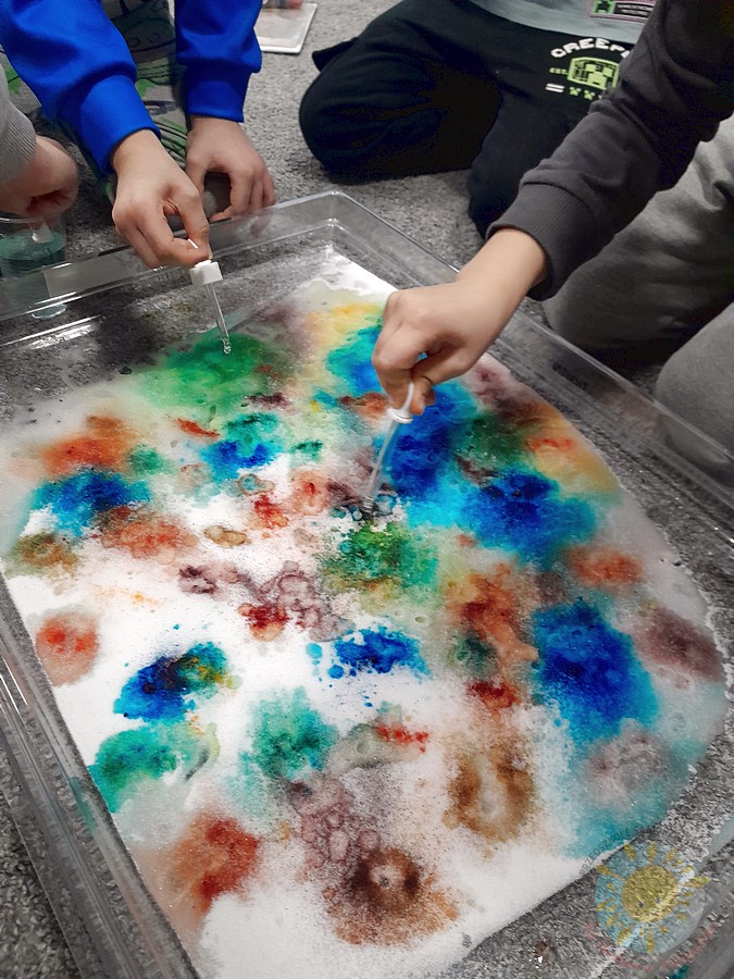 Dzieci w wieku przedszkolnym biorące udział w zajęciach w przedszkolu - Przedszkole Samorządowe Nr 2 Pod Słonkiem w Białymstoku