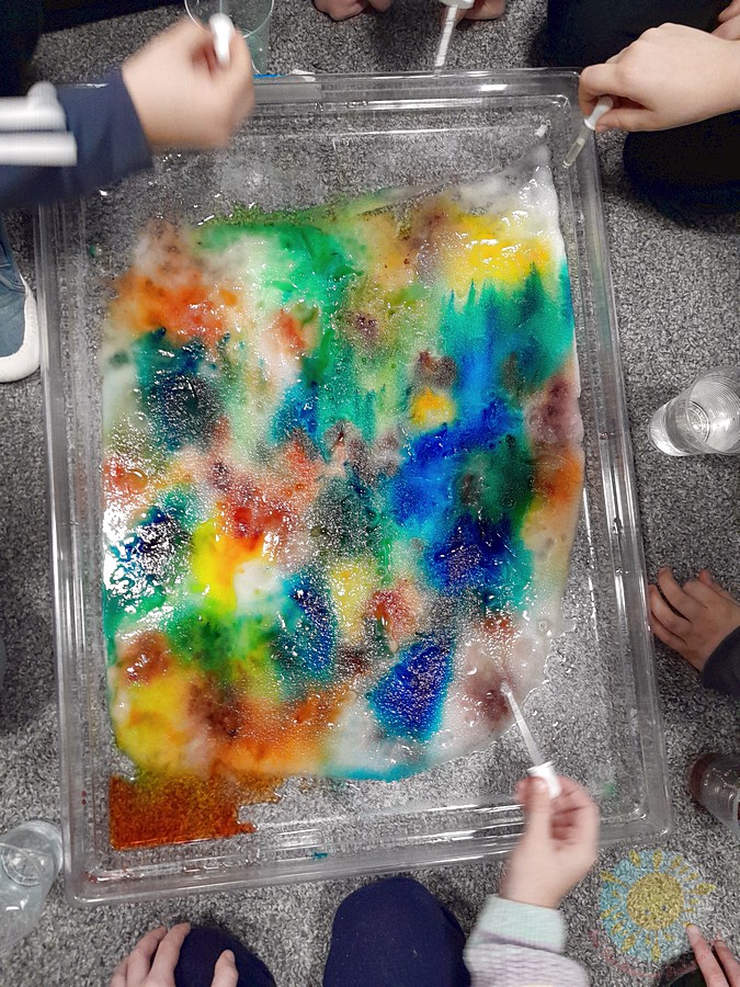 Dzieci w wieku przedszkolnym biorące udział w zajęciach w przedszkolu - Przedszkole Samorządowe Nr 2 Pod Słonkiem w Białymstoku