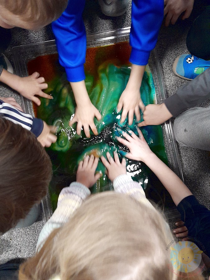 Dzieci w wieku przedszkolnym biorące udział w zajęciach w przedszkolu - Przedszkole Samorządowe Nr 2 Pod Słonkiem w Białymstoku