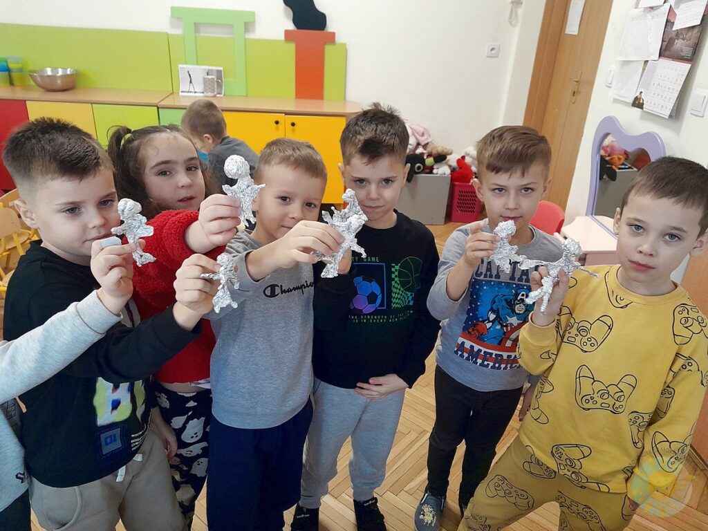 Dzieci w wieku przedszkolnym biorące udział w zajęciach w przedszkolu - Przedszkole Samorządowe Nr 2 Pod Słonkiem w Białymstoku