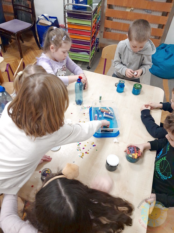 Dzieci w wieku przedszkolnym biorące udział w zajęciach w przedszkolu - Przedszkole Samorządowe Nr 2 Pod Słonkiem w Białymstoku