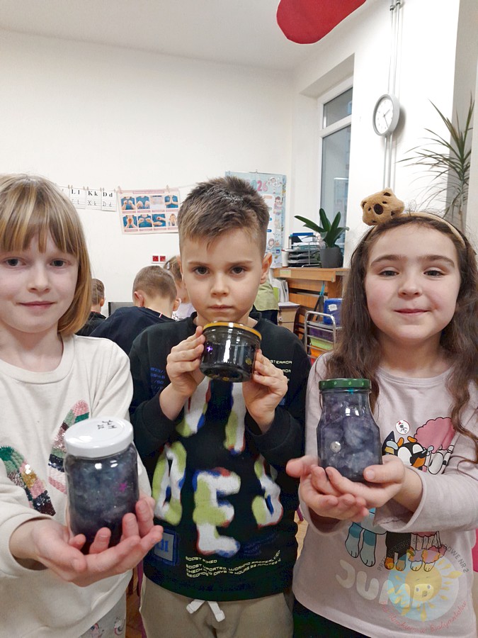 Dzieci w wieku przedszkolnym biorące udział w zajęciach w przedszkolu - Przedszkole Samorządowe Nr 2 Pod Słonkiem w Białymstoku