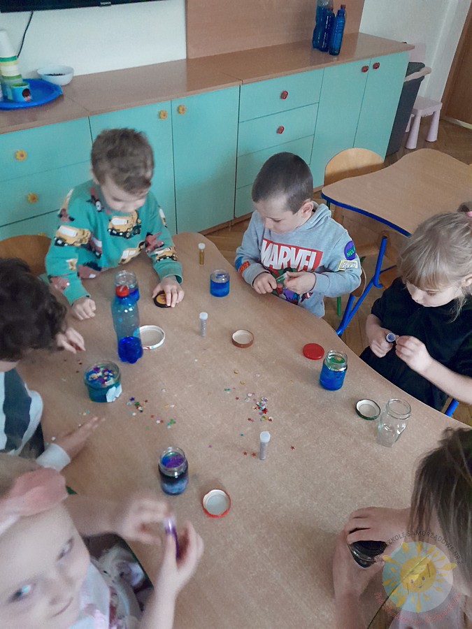 Dzieci w wieku przedszkolnym biorące udział w zajęciach w przedszkolu - Przedszkole Samorządowe Nr 2 Pod Słonkiem w Białymstoku