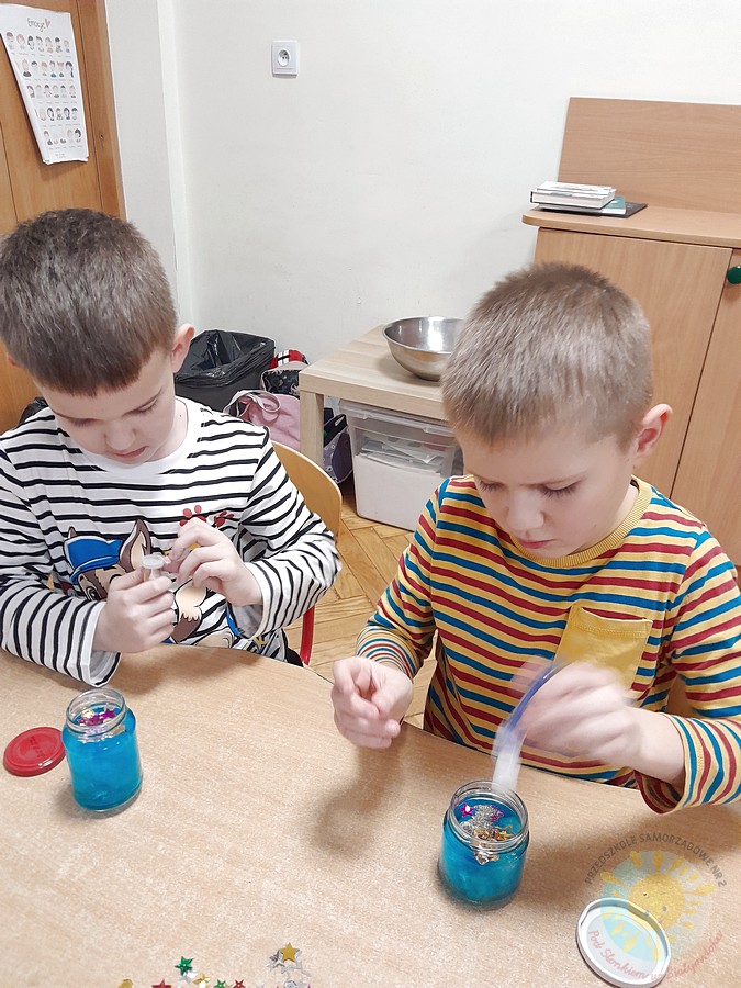 Dzieci w wieku przedszkolnym biorące udział w zajęciach w przedszkolu - Przedszkole Samorządowe Nr 2 Pod Słonkiem w Białymstoku