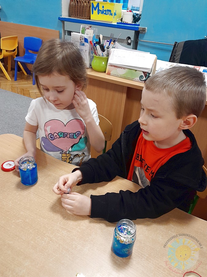 Dzieci w wieku przedszkolnym biorące udział w zajęciach w przedszkolu - Przedszkole Samorządowe Nr 2 Pod Słonkiem w Białymstoku