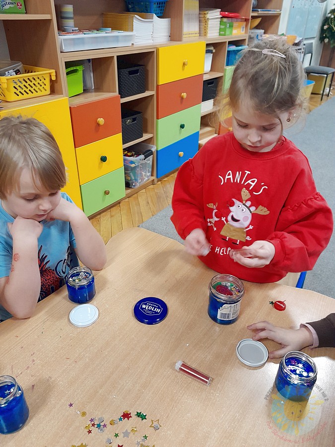 Dzieci w wieku przedszkolnym biorące udział w zajęciach w przedszkolu - Przedszkole Samorządowe Nr 2 Pod Słonkiem w Białymstoku