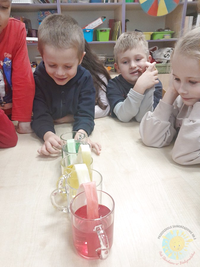 Dzieci w wieku przedszkolnym biorące udział w zajęciach w przedszkolu - Przedszkole Samorządowe Nr 2 Pod Słonkiem w Białymstoku