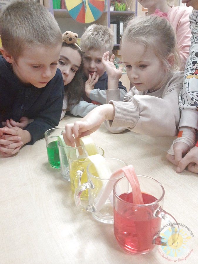 Dzieci w wieku przedszkolnym biorące udział w zajęciach w przedszkolu - Przedszkole Samorządowe Nr 2 Pod Słonkiem w Białymstoku