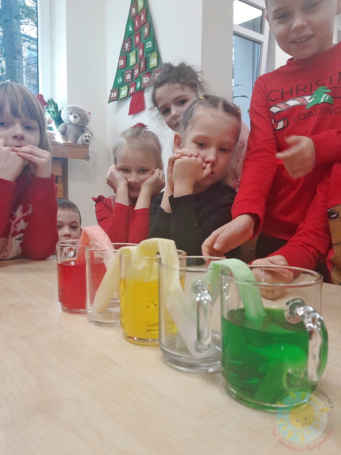 Dzieci w wieku przedszkolnym biorące udział w zajęciach w przedszkolu - Przedszkole Samorządowe Nr 2 Pod Słonkiem w Białymstoku