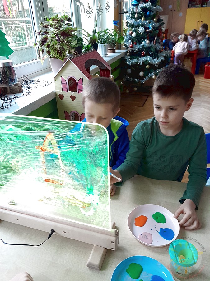 Dzieci w wieku przedszkolnym biorące udział w zajęciach w przedszkolu - Przedszkole Samorządowe Nr 2 Pod Słonkiem w Białymstoku