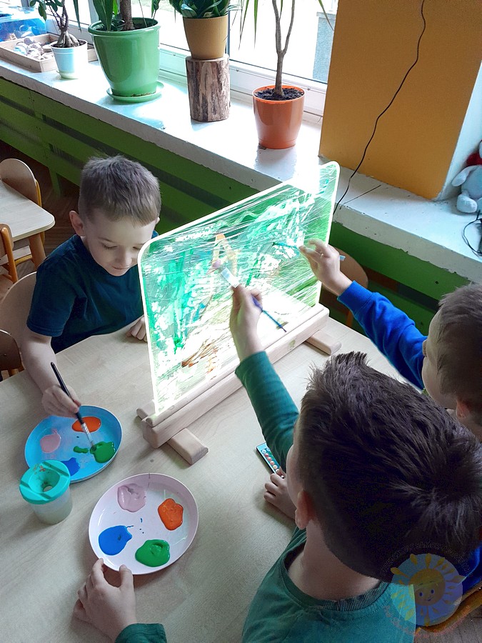 Dzieci w wieku przedszkolnym biorące udział w zajęciach w przedszkolu - Przedszkole Samorządowe Nr 2 Pod Słonkiem w Białymstoku