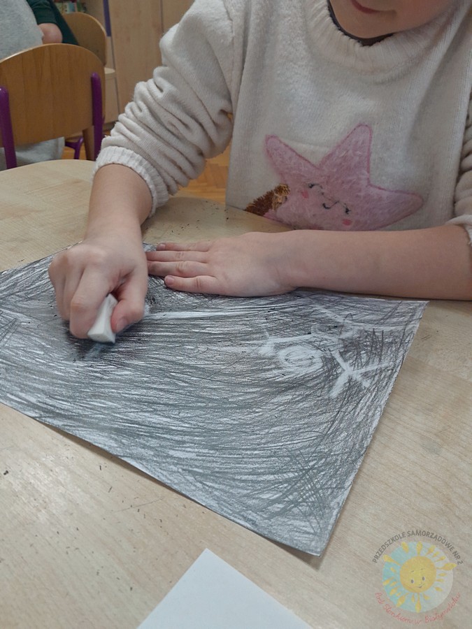 Dzieci w wieku przedszkolnym biorące udział w zajęciach w przedszkolu - Przedszkole Samorządowe Nr 2 Pod Słonkiem w Białymstoku