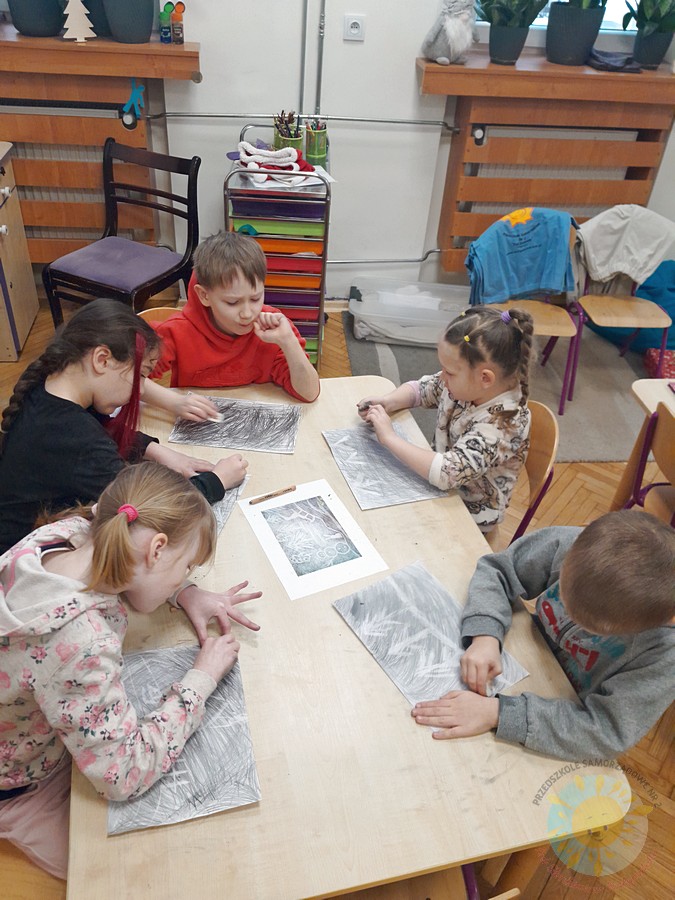 Dzieci w wieku przedszkolnym biorące udział w zajęciach w przedszkolu - Przedszkole Samorządowe Nr 2 Pod Słonkiem w Białymstoku