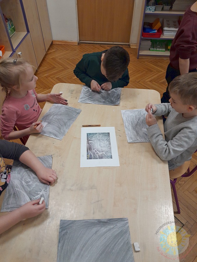 Dzieci w wieku przedszkolnym biorące udział w zajęciach w przedszkolu - Przedszkole Samorządowe Nr 2 Pod Słonkiem w Białymstoku
