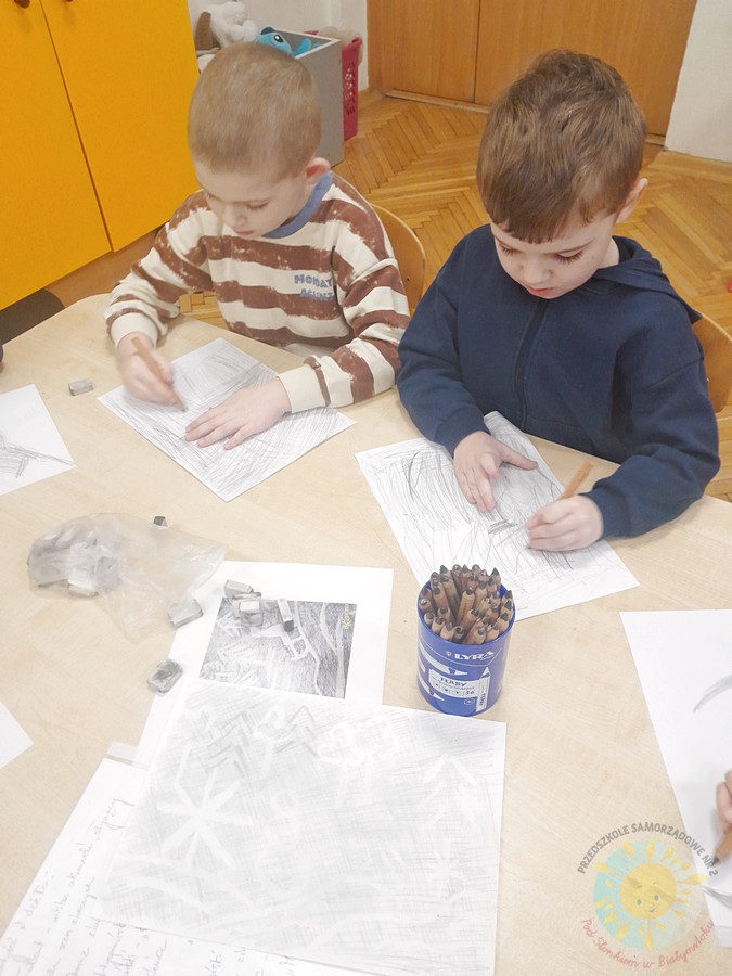 Dzieci w wieku przedszkolnym biorące udział w zajęciach w przedszkolu - Przedszkole Samorządowe Nr 2 Pod Słonkiem w Białymstoku