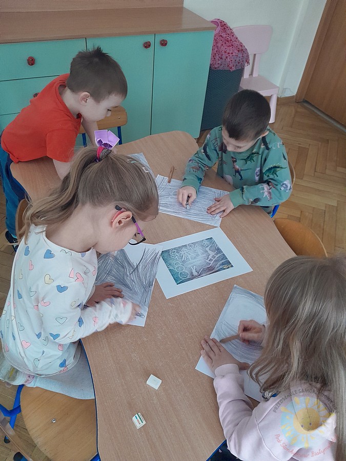 Dzieci w wieku przedszkolnym biorące udział w zajęciach w przedszkolu - Przedszkole Samorządowe Nr 2 Pod Słonkiem w Białymstoku