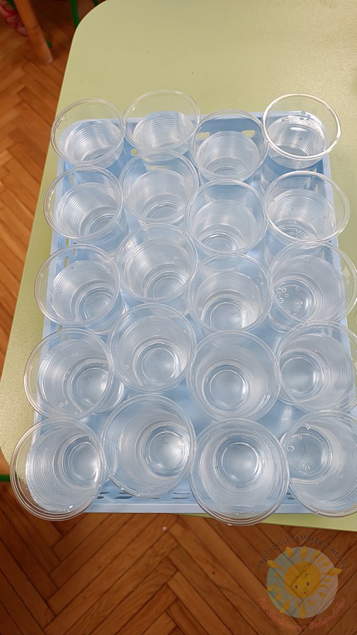 Kubeczki z wodą - Przedszkole Samorządowe Nr 2 Pod Słonkiem w Białymstoku