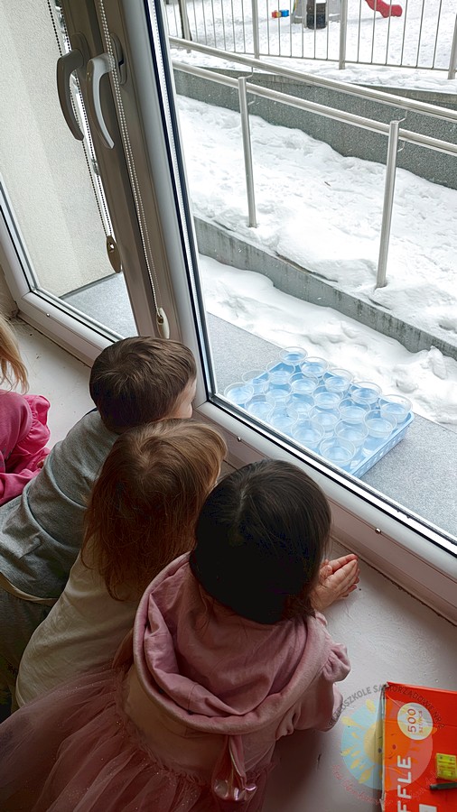 Dzieci wyglądające przez okno - Przedszkole Samorządowe Nr 2 Pod Słonkiem w Białymstoku