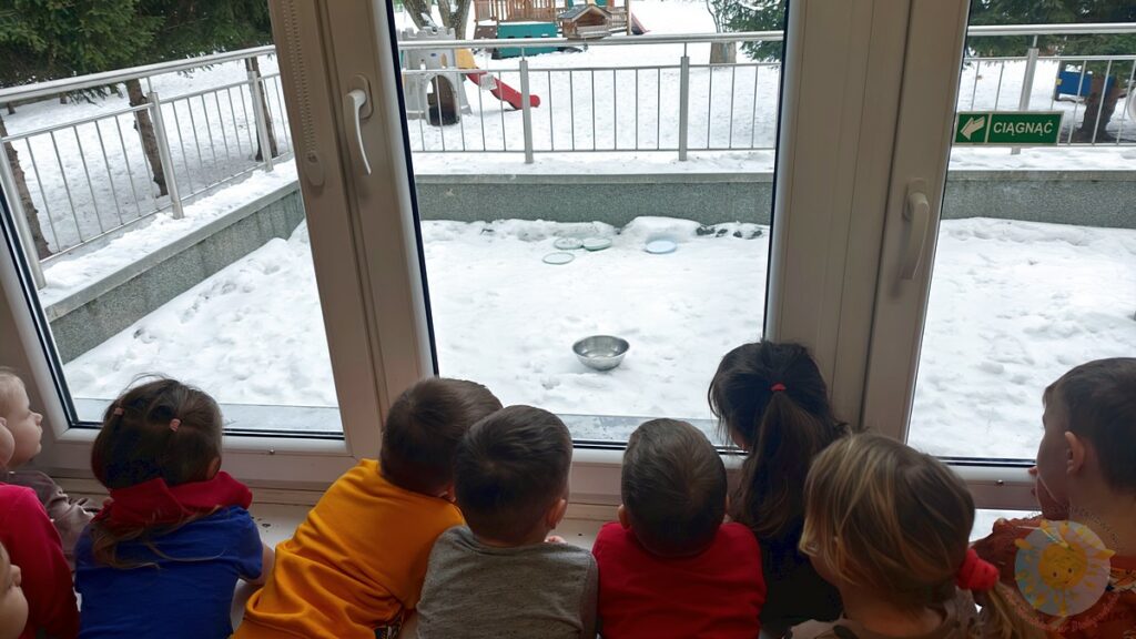 Dzieci wyglądające przez okno - Przedszkole Samorządowe Nr 2 Pod Słonkiem w Białymstoku