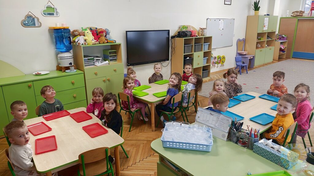 Dzieci siedzą przy stole - Przedszkole Samorządowe Nr 2 Pod Słonkiem w Białymstoku