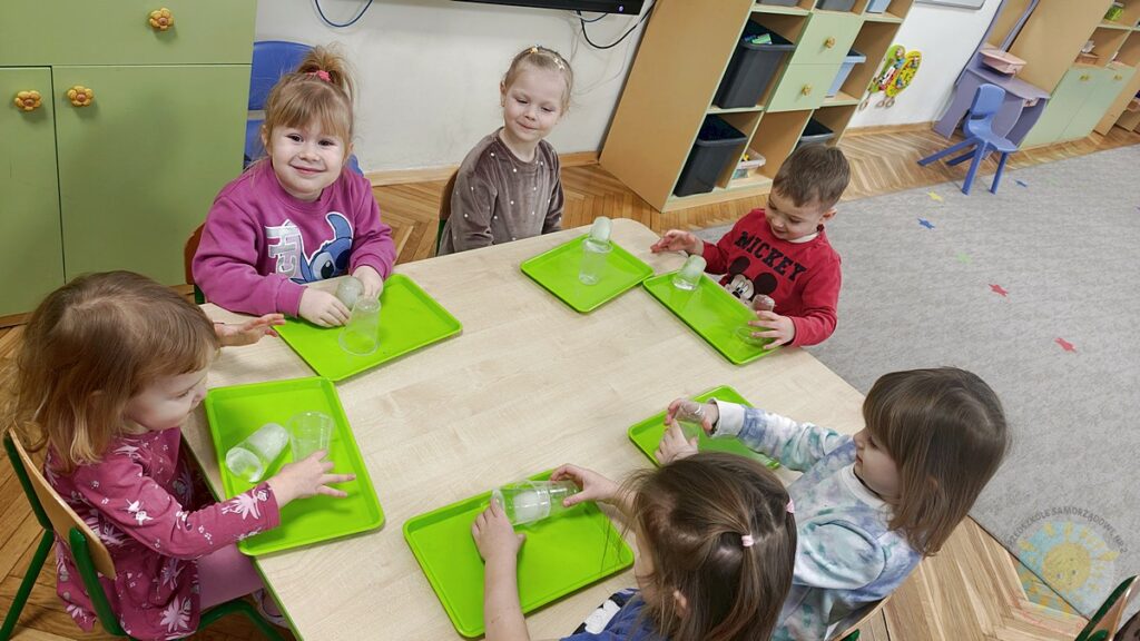 Dzieci malują farbami bryły lodu - Przedszkole Samorządowe Nr 2 Pod Słonkiem w Białymstoku