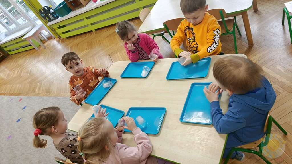 Dzieci malują farbami bryły lodu - Przedszkole Samorządowe Nr 2 Pod Słonkiem w Białymstoku