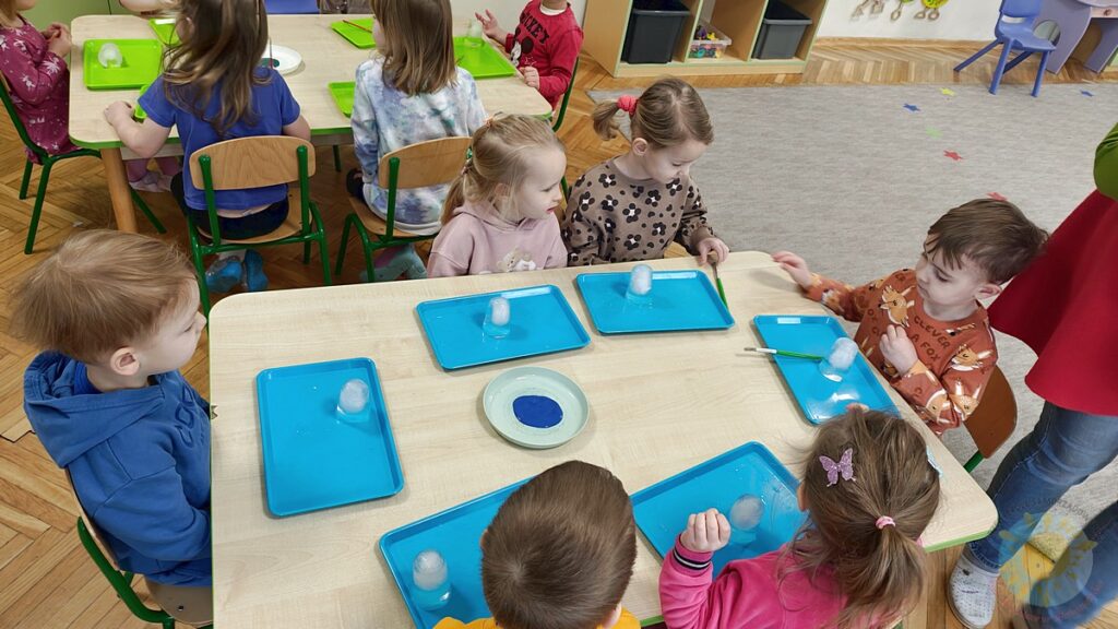 Dzieci malują farbami bryły lodu - Przedszkole Samorządowe Nr 2 Pod Słonkiem w Białymstoku