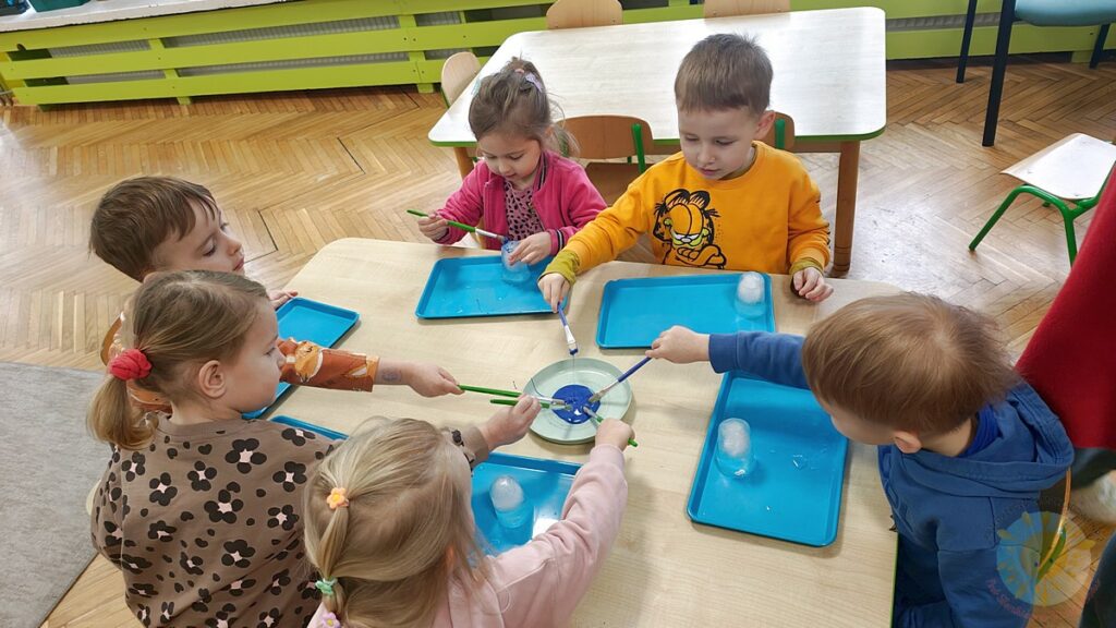 Dzieci malują farbami bryły lodu - Przedszkole Samorządowe Nr 2 Pod Słonkiem w Białymstoku