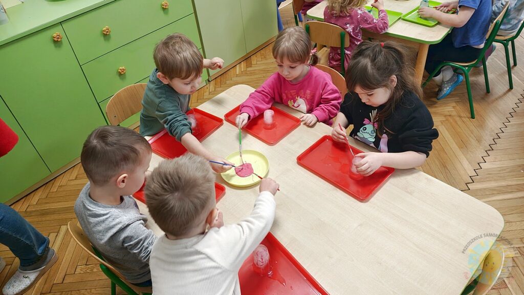 Dzieci malują farbami bryły lodu - Przedszkole Samorządowe Nr 2 Pod Słonkiem w Białymstoku