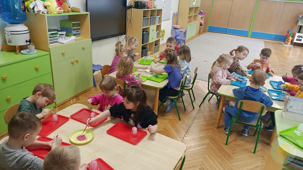 Dzieci malują farbami bryły lodu - Przedszkole Samorządowe Nr 2 Pod Słonkiem w Białymstoku